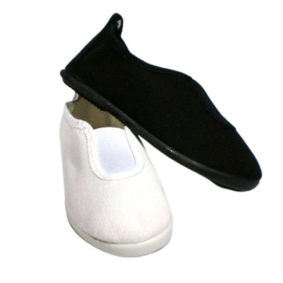 Zapatillas de gimnasia negras y blancas con elástico en el empeine