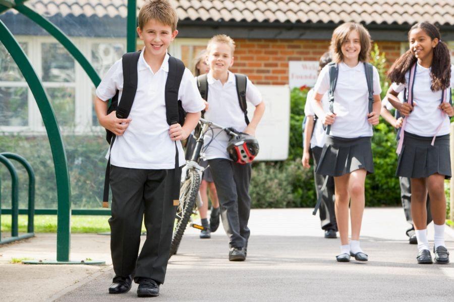 Niños saliendo del colegio