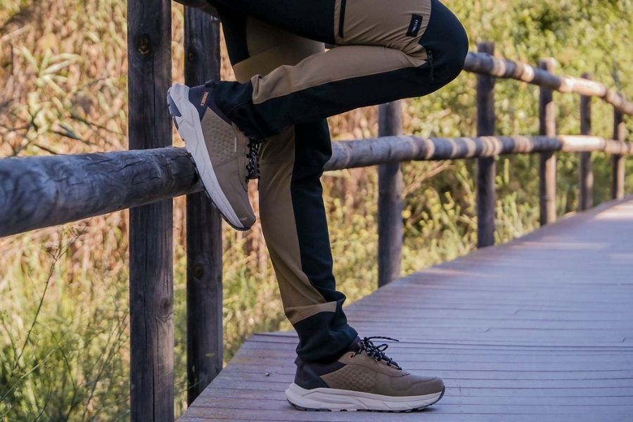 Zapatillas y botas Paredes