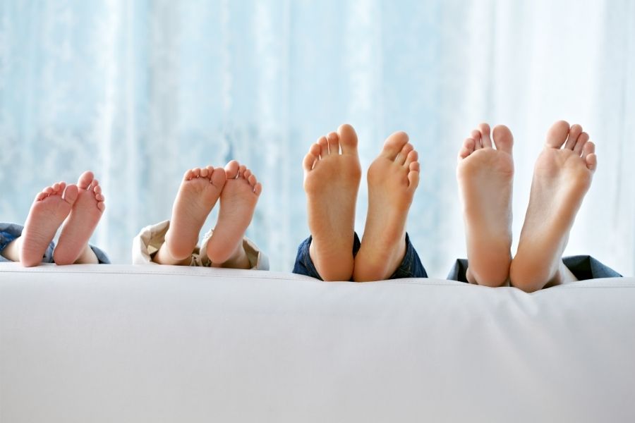 Familia con los pies descalzos