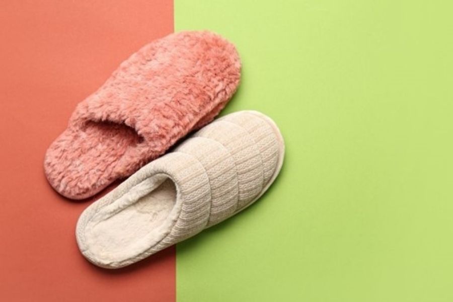 Dos estilos de zapatillas de casa
