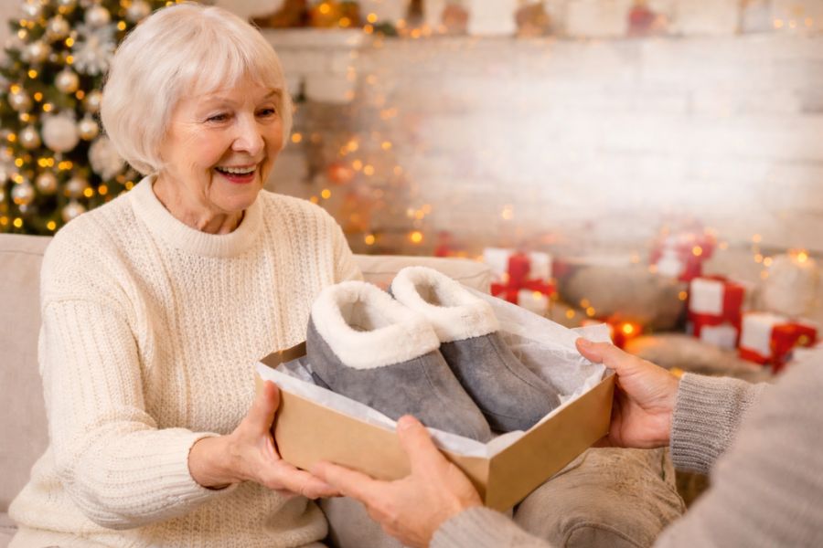 Lee más sobre el artículo Ideas para regalar pantuflas en Navidad a personas mayores