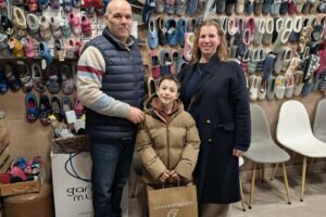 Lee más sobre el artículo Cuando tu tienda se convierte en disfraz: el Carnaval más especial para La Casa de las Zapatillas
