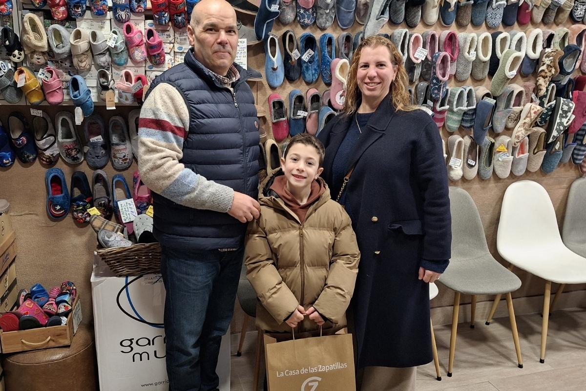 Lee más sobre el artículo Cuando tu tienda se convierte en disfraz: el Carnaval más especial para La Casa de las Zapatillas