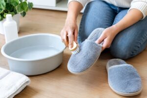 Lee más sobre el artículo Guía de lavado: cómo limpiar tus zapatillas de casa sin estropearlas